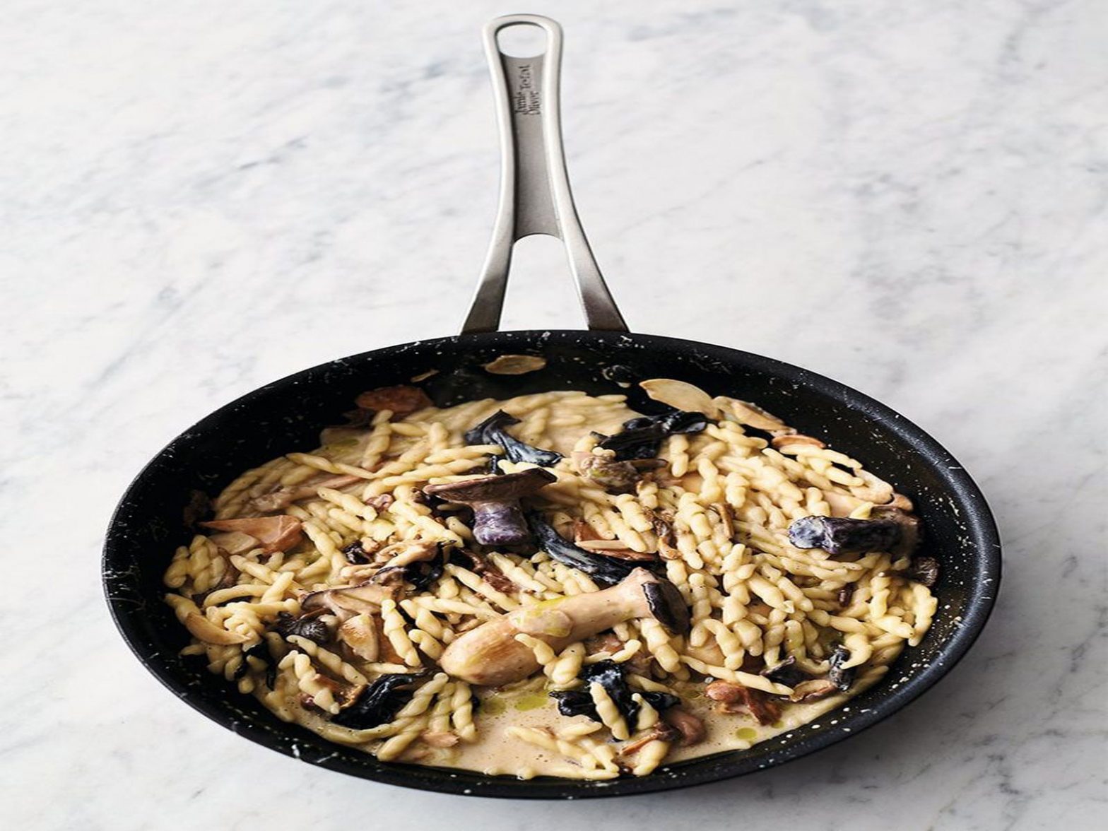 Sarımsaklı mantarlı makarna