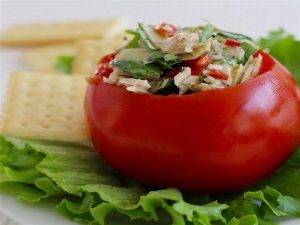 Ton Balıklı Enginar Salatası