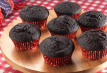 Lezzetli çikolatalı muffinler üzerinde çikolata parçaları - Çikolatalı muffin tarifi
