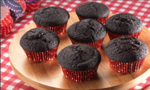 Lezzetli çikolatalı muffinler üzerinde çikolata parçaları - Çikolatalı muffin tarifi