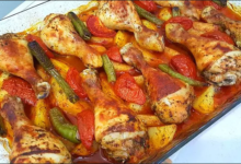Sebzeli Tavuk adlı bu yemek tarifi, tavuk butları, patates, havuç, soğan, yeşil biber, domates ve sarımsak gibi lezzetli malzemelerin bir araya gelmesiyle oluşan bir ana yemektir. Tüm malzemeler bir tavada kavrulup, baharatlarla tatlandırıldıktan sonra tavuk butlarının üzerine dökülür ve fırında yaklaşık 45 dakika pişirilir. Bu kolay ve lezzetli tarif, özellikle özel günlerde veya davet sofralarında misafirlerinizi etkilemek için harika bir seçimdir.